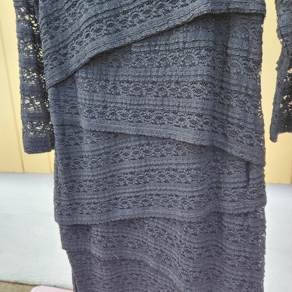 Cleo Petites Black tiered midi dress - Picture 2 of 4